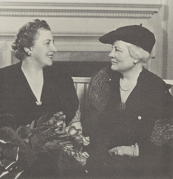 Eleanor Belmont sitting with Wagnerian soprano Helen Traubel in 1941.