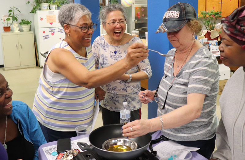 A group of elderly women in a Pomonok cooking class