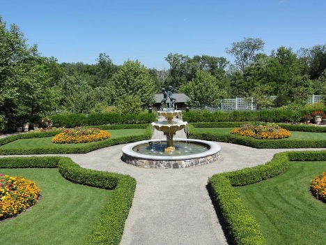 Lasdon Park and Arboretum in Somers, New York with a fountain in the middle. Source: Go Garden Now