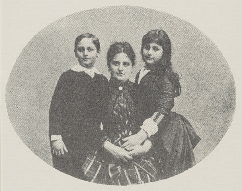 Therese Schiff with her children, Morti (left) and Frieda (right).